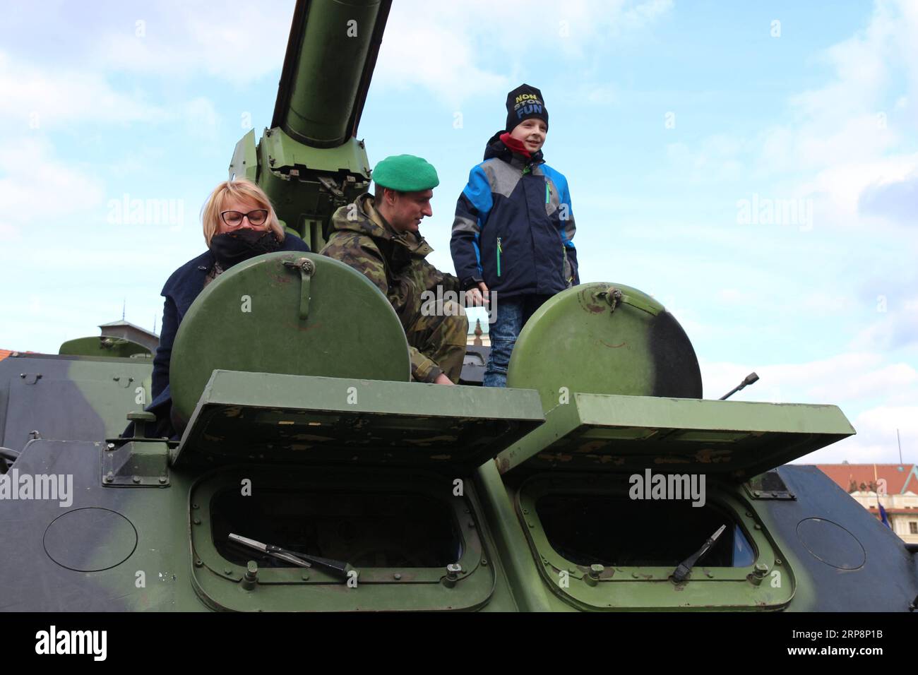 (190312) -- PRAG, 12. März 2019 -- am 12. März 2019 besuchen die Menschen eine Militärausstellung in Prag, Tschechien. Die Ausstellung fand hier anlässlich des 20. Jahrestages des Beitritts der Tschechischen Republik zur Nordatlantischen Vertragsorganisation (NATO) statt. TSCHECHISCHE REPUBLIK-PRAG-MILITÄRAUSSTELLUNG DanaxKesnerova PUBLICATIONxNOTxINxCHN Stockfoto