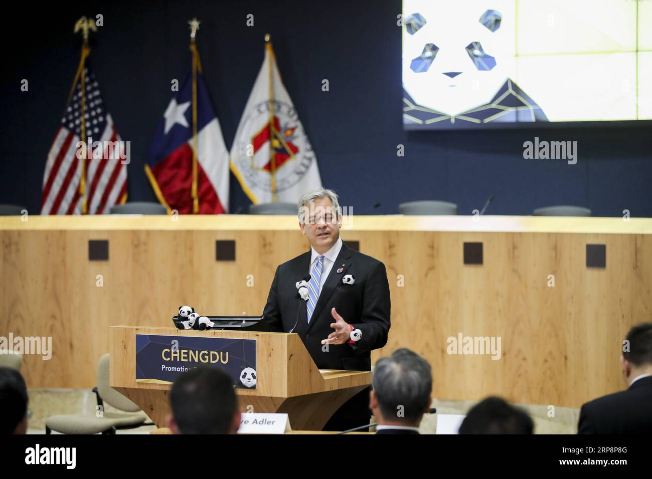 (190313) -- AUSTIN, 13. März 2019 -- Austin Bürgermeister Steve Adler spricht eine Veranstaltung an, die Chengdu im Südwesten Chinas in Austin, 8. März 2019, bewirbt. Austin versucht, seine Beziehungen zu China auszubauen, indem er mit offenen Waffen Austauschmöglichkeiten und Kooperationsmöglichkeiten in den Bereichen Bildung, Innovation und darüber hinaus begrüßt. Unsere Beziehung zu China hat sich in letzter Zeit wirklich beschleunigt, sagte Austin Bürgermeister Steve Adler Xinhua am Rande der laufenden South by Southwest (SXSW) Konferenz und Festivals. ) Die BEZIEHUNGEN zwischen den USA und AUSTIN und CHINA FÖRDERN WangxYing PUBLICATIONxNOTxINxCHN Stockfoto