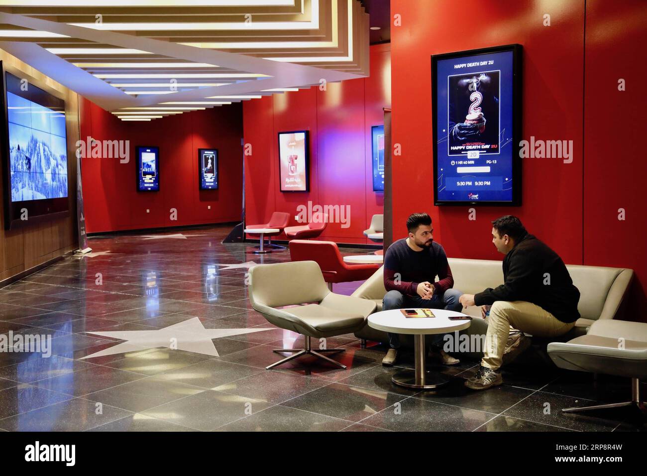 (190313) -- BAGDAD, 13. März 2019 (Xinhua) -- Foto aufgenommen am 21. Februar 2019 zeigt zwei irakische Männer in einem Kino in Bagdad, Irak. ZU DEN Features: Moderne Kinos MIT mehreren Bildschirmen ziehen begeisterte irakische Kinobesucher an, während die berühmten Kinos (Xinhua/Khalil Dawood) IRAK-BAGDAD-KINO PUBLICATIONxNOTxINxCHN verschwinden Stockfoto
