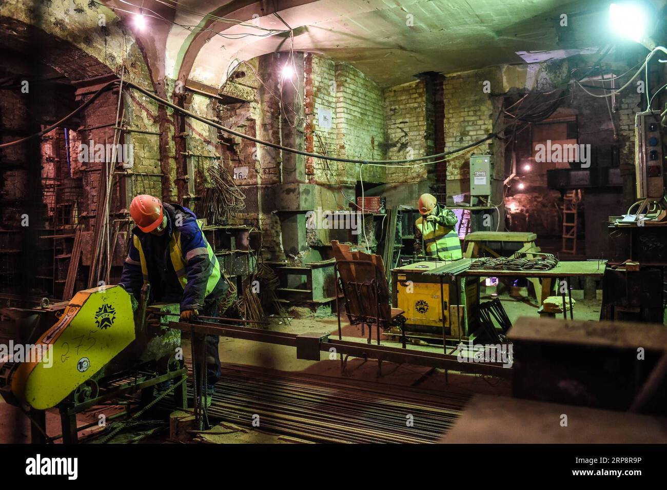 (190314) -- MOSKAU, 14. März 2019 -- Arbeiter arbeiten am 13. März 2019 an der Restaurierungsstelle im Keller des Polytechnischen Museums in Moskau, Russland. Das Polytechnische Museum von Moskau wurde 1872 gegründet und ist eines der ältesten Wissenschaftsmuseen der Welt. Evgeny Sinitsyn) RUSSIA-MOSCOW-POLYTECHNIC MUSEUM-MAKEOVER lujinbo PUBLICATIONxNOTxINxCHN Stockfoto