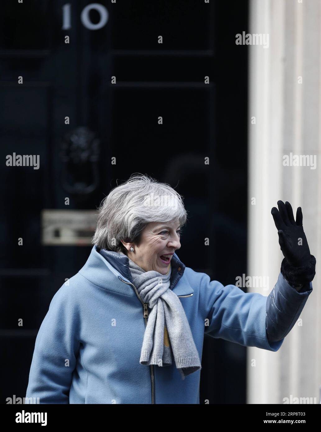 (190314) -- LONDON, 14. März 2019 (Xinhua) -- die britische Premierministerin Theresa May verlässt am 14. März 2019 die 10 Downing Street für das House of Commons in London. Die britischen Abgeordneten haben am Donnerstag einen Änderungsantrag abgelehnt, in dem ein zweites Brexit-Referendum gefordert wird. (Xinhua/Han Yan) GROSSBRITANNIEN-LONDON-ZWEITES BREXIT-REFERENDUM-ABSTIMMUNG PUBLICATIONxNOTxINxCHN Stockfoto
