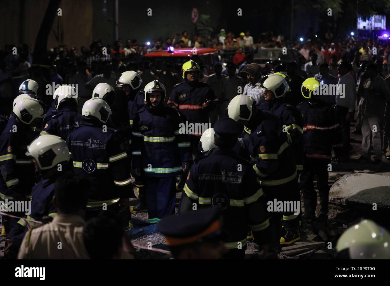 (190314) -- MUMBAI, 14. März 2019 () -- Feuerwehroffiziere arbeiten nach dem Zusammenbruch einer Fußgängerbrücke vor dem Bahnhof Chhatrapati Shivaji Maharaj Terminus (CSMT) in Mumbai, Indien, am 14. März 2019. Mindestens fünf Menschen wurden getötet und mehr als 30 andere wurden am Donnerstagabend verletzt, nachdem eine Fußgängerbrücke in Mumbai eingestürzt war, sagte die Polizei. () INDIA-MUMBAI-FOOTBRIDGE-COLLAPSE Xinhua PUBLICATIONxNOTxINxCHN Stockfoto