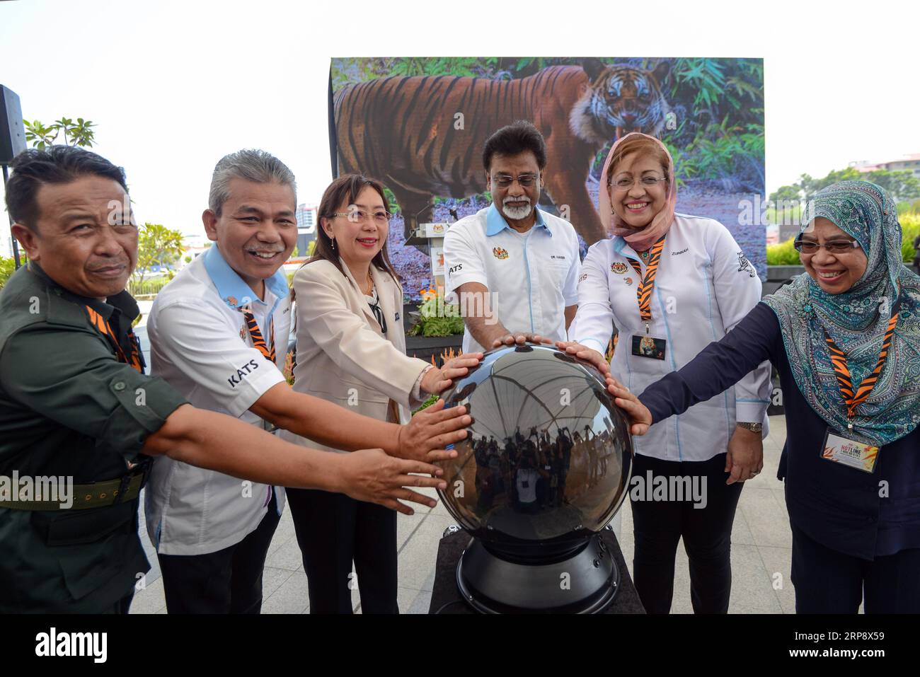 (190317) -- KUALA LUMPUR, 17. März 2019 (Xinhua) -- der malaysische Minister für Wasser, Land und natürliche Ressourcen Xavier Jeyakumar (3. R) posiert mit seinen Gästen zum Start der Kampagne „Save our Malayan Tiger“, als Teil der Veranstaltungen zum Internationalen Tag der Tierwelt in Kuala Lumpur, Malaysia, am 17. März 2019. Die malaysische Regierung kündigte am Sonntag eine Kampagne an, um den Tiger des Landes angesichts der alarmierenden Zunahme der Wilderei besser zu schützen. Der malaysische Tiger, eine Unterart der Großkatze, lebt in Südthailand und Malaysia, hatte seine Zahlen verwelken sehen Stockfoto