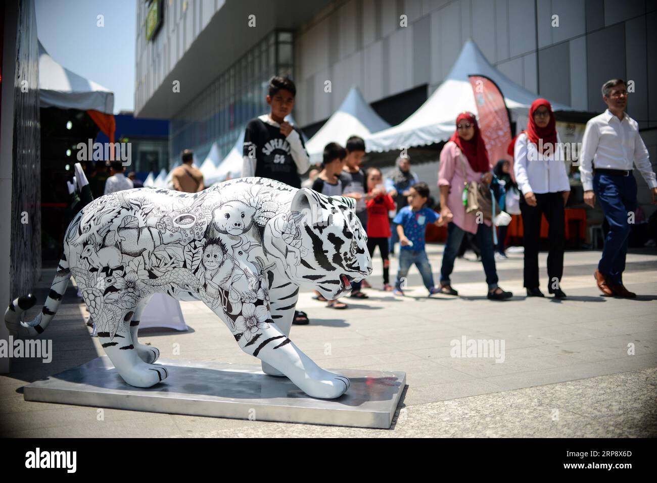 (190317) -- KUALA LUMPUR, 17. März 2019 (Xinhua) -- Eine Tigerstatue wird während der Kampagne Save our Malayan Tiger im Rahmen der Veranstaltungen zum Internationalen Tag der Tierwelt in Kuala Lumpur, Malaysia, 17. März 2019 gesehen. Die malaysische Regierung kündigte am Sonntag eine Kampagne an, um den Tiger des Landes angesichts der alarmierenden Zunahme der Wilderei besser zu schützen. Der malaysische Tiger, eine Unterart der Großkatze, die in Südthailand und Malaysia lebt, hatte in der Wildnis Malaysias aufgrund von Wilderei und Habitatverlust seine Zahl auf schätzungsweise 250 reduziert. (Xinhua/C Stockfoto