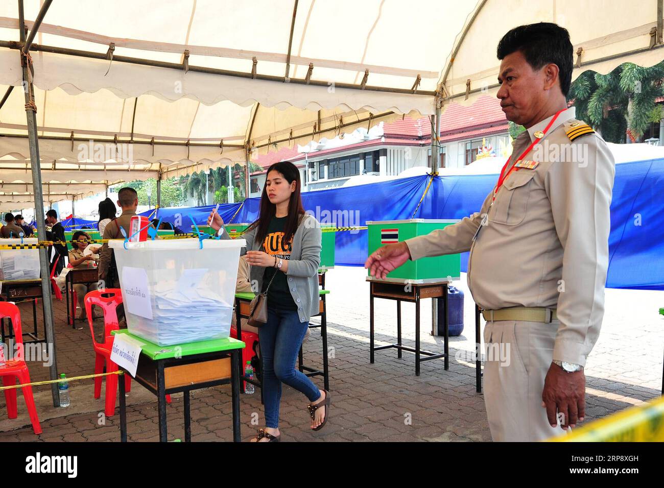 (190317) -- BANGKOK, 17. März 2019 -- Menschen wählen in einer Wahlstation in der Provinz Samut Prakan, am Rande von Bangkok, Thailand, 17. März 2019. Eine durchschnittliche Wahlbeteiligung von 75 Prozent wurde bei der Frühwahl am Sonntag in Thailand gemeldet, sagte ein hoher Beamter der Wahlkommission. THAILAND-BANGKOK-ALLGEMEINE WAHL-FRÜHWAHL RACHENXSAGEAMSAK PUBLICATIONXNOTXINXCHN Stockfoto