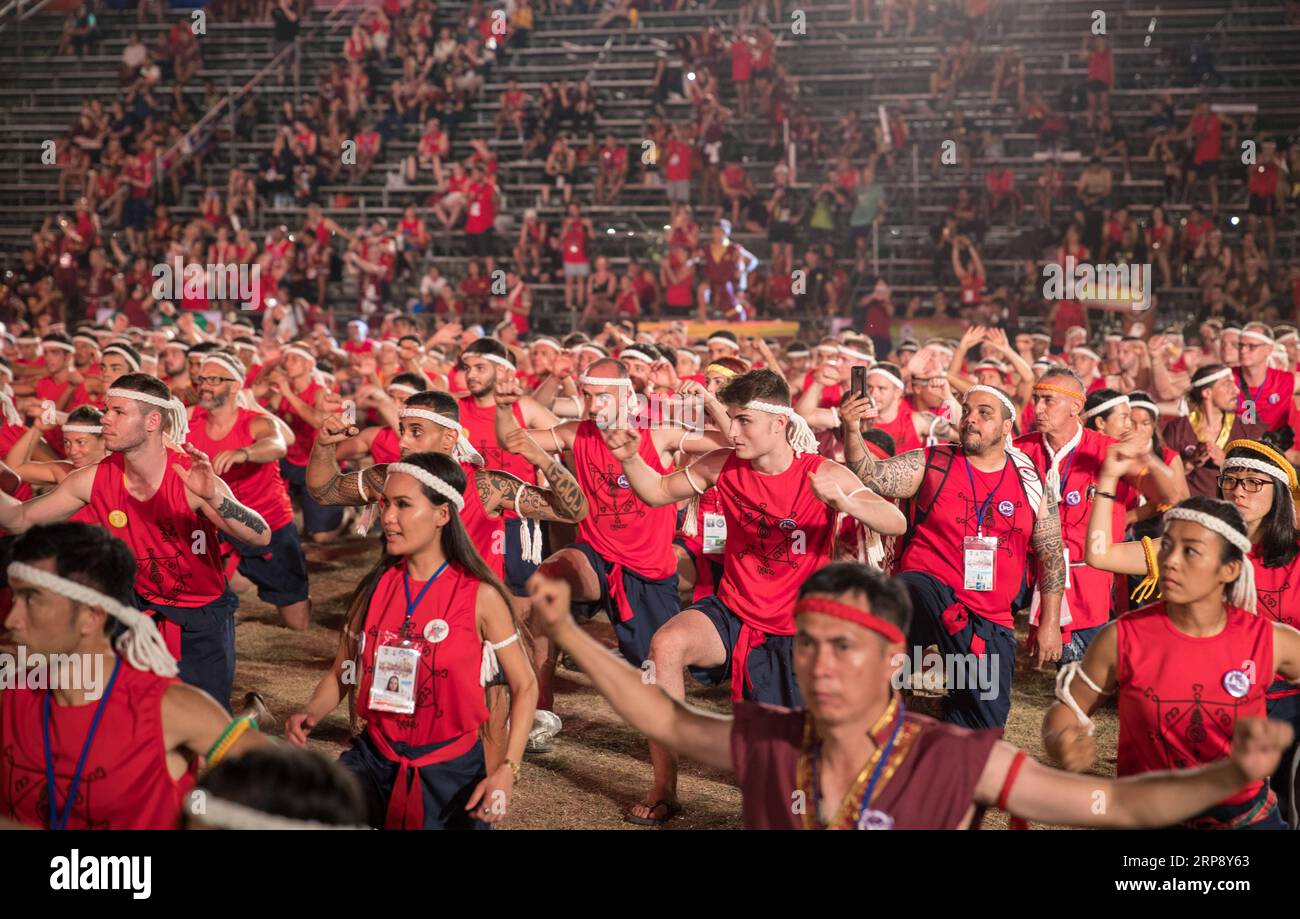 (190318) -- AYUTTHAYA, 18. März 2019 (Xinhua) -- Muay Thai Praktizierende führen Wai Kru RAM Muay durch, ein Ritual, das von den Teilnehmern durchgeführt wird, bevor sie bei muay Thai Wettbewerben kämpften, während der 15. World Wai Kru Muay Thai Zeremonie, die am 17. März 2019 in Ayutthaya, Thailand, stattfand. Die Zeremonie, die jährlich im Ayutthaya Historical Park stattfindet, bietet Hunderten von Muay Thai-Praktizierenden aus der ganzen Welt die Möglichkeit, ihren Meistern in der altehrwürdigen Tradition, der sogenannten Wai Kru-Zeremonie, ihren Dank auszusprechen. und um die alte Kampfkunst Muay Thai zu feiern. (Xinhua/Zhan Stockfoto