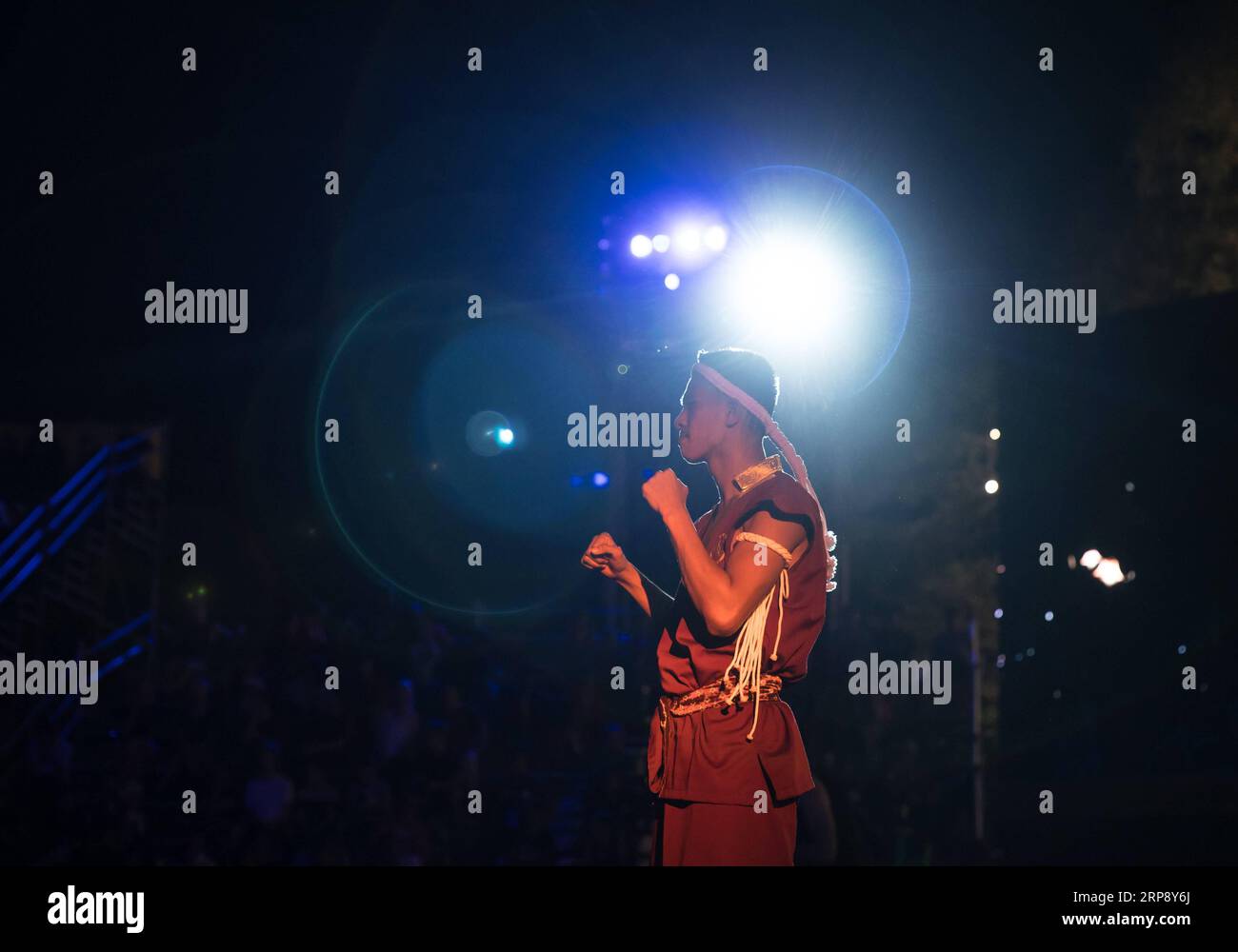 (190318) -- AYUTTHAYA, 18. März 2019 (Xinhua) -- Muay Thai Boxer führt andere Praktizierende durch, die Wai Kru RAM Muay, ein Ritual, das von den Teilnehmern durchgeführt wird, bevor sie an Muay Thai Wettbewerben kämpfen, während der 15. World Wai Kru Muay Thai Zeremonie, die am 17. März 2019 in Ayutthaya, Thailand, stattfand. Die Zeremonie, die jährlich im Ayutthaya Historical Park stattfindet, bietet Hunderten von Muay Thai-Praktizierenden aus der ganzen Welt die Gelegenheit, ihren Meistern in der altehrwürdigen Tradition, die als Wai Kru Zeremonie bekannt ist, ihre Dankbarkeit auszudrücken und die alte Kampfkunst von Mu zu feiern Stockfoto