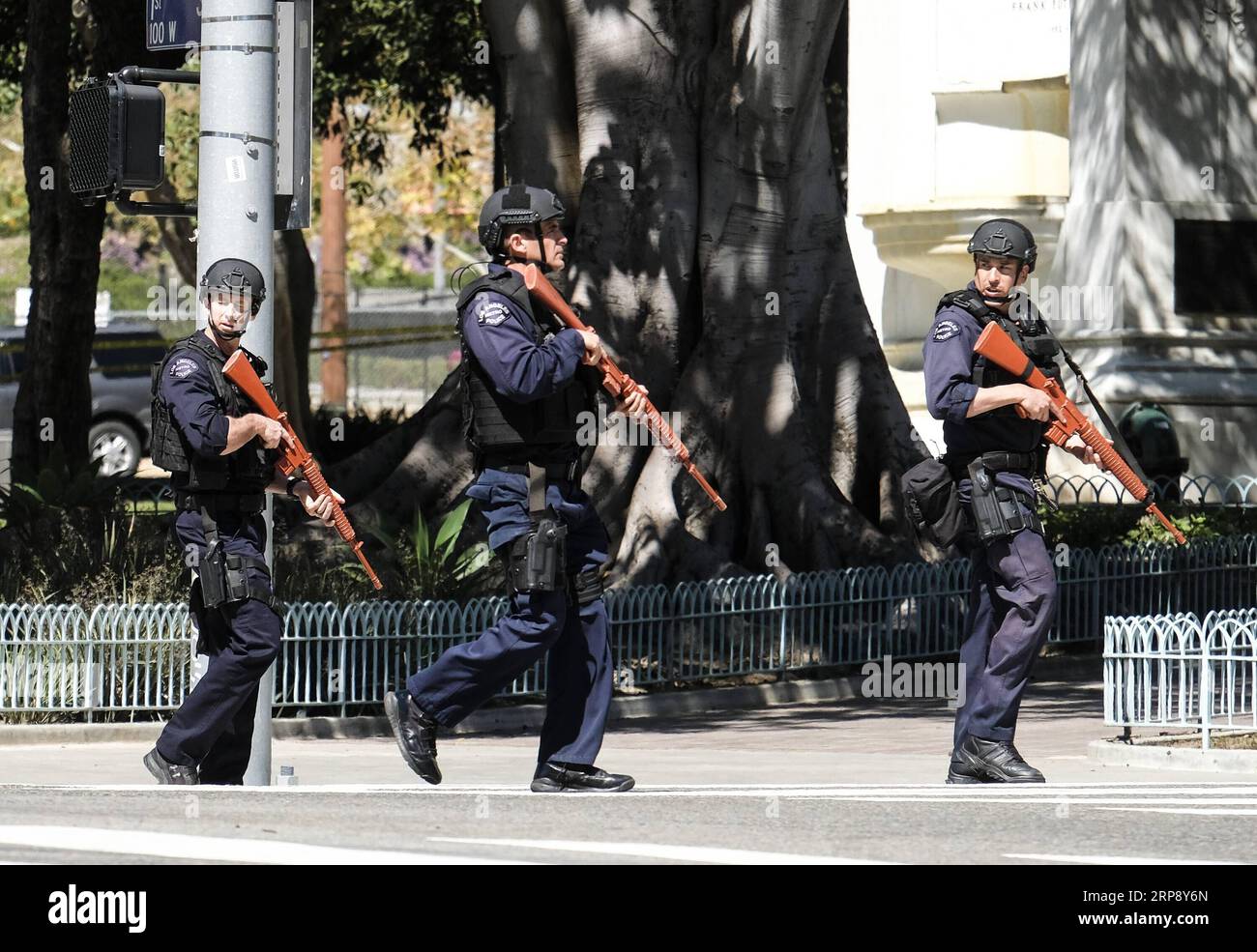(190318) -- LOS ANGELES, 18. März 2019 (Xinhua) -- Polizisten nehmen an einem multiinstitutionellen aktiven Shooter-Reaktionstraining in der Los Angeles City Hall in Los Angeles, USA, 16. März 2019 Teil. Mehr als 120 Polizeibeamte verschiedener Behörden nahmen an der Schulung Teil. (Xinhua/Zhao Hanrong) U.S.-LOS ANGELES-POLIZIST-TRAINING PUBLICATIONxNOTxINxCHN Stockfoto