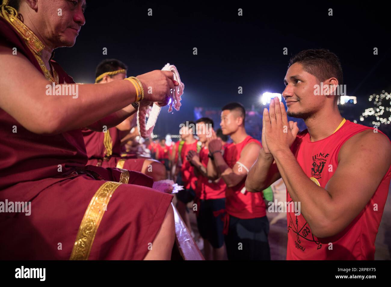 (190318) -- AYUTTHAYA, 18. März 2019 (Xinhua) -- Muay Thai Meister präsentieren den Praktizierenden während der 15. World Wai Kru Muay Thai Zeremonie in Ayutthaya, Thailand, 17. März 2019. Die Zeremonie, die jährlich im Ayutthaya Historical Park stattfindet, bietet Hunderten von Muay Thai-Praktizierenden aus der ganzen Welt die Möglichkeit, ihren Meistern in der altehrwürdigen Tradition, der sogenannten Wai Kru-Zeremonie, ihren Dank auszusprechen. und um die alte Kampfkunst Muay Thai zu feiern. (Xinhua/Zhang Keren) (SP)THAILAND-AYUTTHAYA-MUAY THAI-CEREMONY PUBLICATIONxNOTxINxCHN Stockfoto