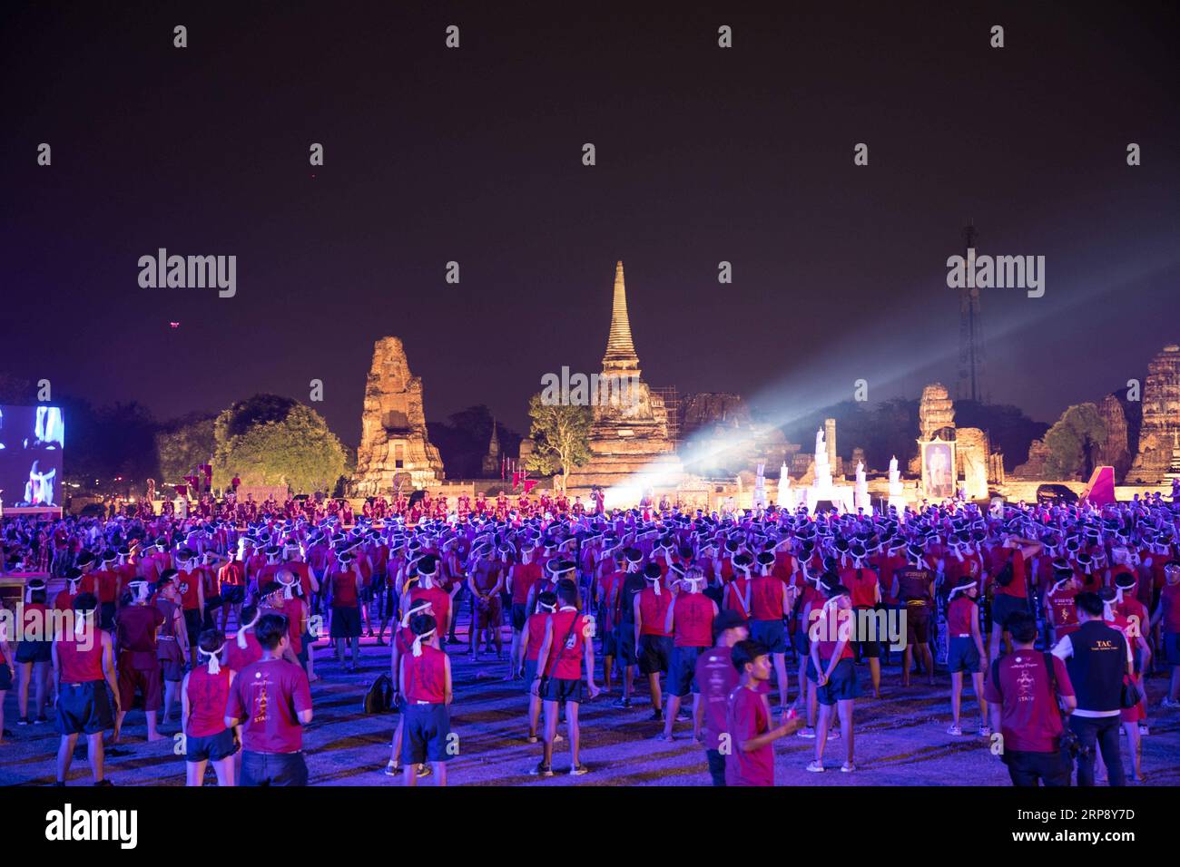 (190318) -- AYUTTHAYA, 18. März 2019 (Xinhua) -- Muay Thai Praktizierende führen Wai Kru RAM Muay durch, ein Ritual, das von den Teilnehmern durchgeführt wird, bevor sie bei muay Thai Wettbewerben kämpften, während der 15. World Wai Kru Muay Thai Zeremonie, die am 17. März 2019 in Ayutthaya, Thailand, stattfand. Die Zeremonie, die jährlich im Ayutthaya Historical Park stattfindet, bietet Hunderten von Muay Thai-Praktizierenden aus der ganzen Welt die Möglichkeit, ihren Meistern in der altehrwürdigen Tradition, der sogenannten Wai Kru-Zeremonie, ihren Dank auszusprechen. und um die alte Kampfkunst Muay Thai zu feiern. (Xinhua/Zhan Stockfoto