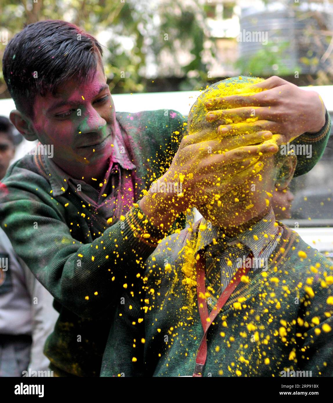 (190320) -- JAMMU, 20. März 2019 (Xinhua) -- Kinder mit farbigem Puder auf ihren Gesichtern werden während der Holi-Festlichkeiten in einer Schule in Jammu, der Winterhauptstadt des von Indien kontrollierten Kaschmirs, am 20. März 2019 gesehen. (Xinhua/Stringer) KASHMIR-JAMMU-HOLI FESTIVAL PUBLICATIONxNOTxINxCHN Stockfoto