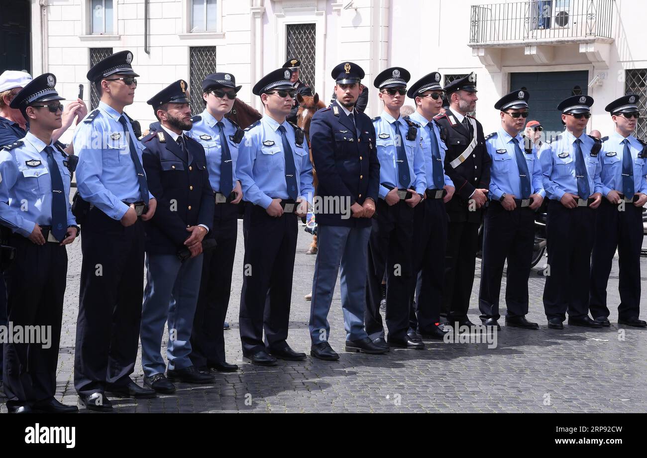 (190321) -- PEKING, 21. März 2019 (Xinhua) -- in diesem Aktenfoto, das am 28. Mai 2018 aufgenommen wurde, nehmen Polizeibeamte aus China und Italien an einer Zeremonie Teil, die symbolisch den Beginn des dritten Jahres der Zusammenarbeit der Strafverfolgungsbehörden zwischen den beiden Ländern in Rom, Italien, markiert. 2014 einigten sich China und Italien darauf, das gemeinsame Patrouillenprogramm während der Hauptreisezeiten zu starten. Seit Mai 2016 schickt China drei Gruppen von Polizeibeamten auf Streifenfahrten durch Italien. Italienische Offiziere wurden erstmals im April 2017 zur gemeinsamen Patrouille in Peking und Shanghai eingeladen. (Xinhua/Alberto Lingria) CHINA-ITALIEN-POLIZEI-JOI Stockfoto