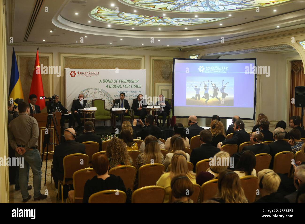 (190321) -- KIEW, 21. März 2019 -- Foto aufgenommen am 20. März 2019 zeigt die Förderkonferenz für die 125. Kantonsmesse in Kiew, Ukraine. Die 125. Kanton-Messe findet vom 15. April bis 5. Mai in Guangzhou, der Hauptstadt der südchinesischen Provinz Guangdong, statt, die voraussichtlich mehr als 25.000 Aussteller und etwa 200.000 Käufer aus rund 200 Ländern und Regionen anziehen wird. Sergey) UKRAINE-KIEW-KANTON MESSE-PROMOTION-KONFERENZ Chenjunfeng PUBLICATIONxNOTxINxCHN Stockfoto
