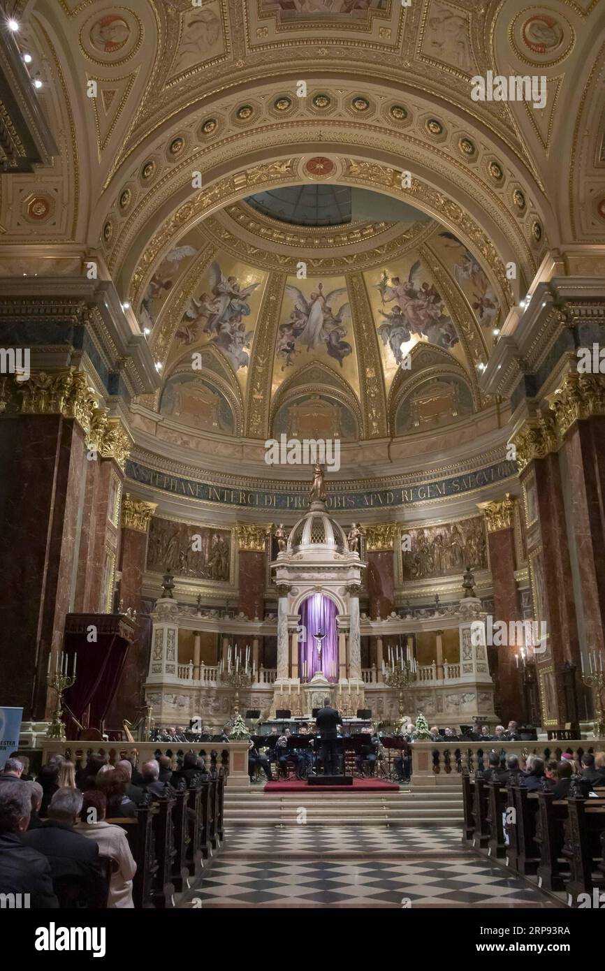 (190322) -- BUDAPEST, 22. März 2019 -- Polizeiband spielt Bachstücke in der St.-Stephans-Basilika während des Bach for Everyone-Festivals, anlässlich des Geburtstages des deutschen Komponisten Johann Sebastian Bach, in Budapest, Ungarn, am 21. März 2019. ) UNGARN-BUDAPEST-BACH-KONZERT AttilaxVolgyi PUBLICATIONxNOTxINxCHN Stockfoto