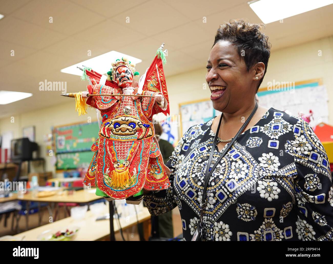 (190322) -- WASHINGTON, 22. März 2019 (Xinhua) -- Tricia Hairston, Leiterin der Paint Branch Elementary School, versucht, Fujian Puppetry an der Paint Branch Elementary School im Prince George s County, Maryland, USA, durchzuführen, 20. März 2019. ZUM Spiel: Chinesischer Künstler überrascht US-Studenten in Maryland mit einer lebensechten Puppenshow (Xinhua/Liu Jie) US-MARYLAND-FUJIAN PUPPENSPIEL PUBLICATIONxNOTxINxCHN Stockfoto