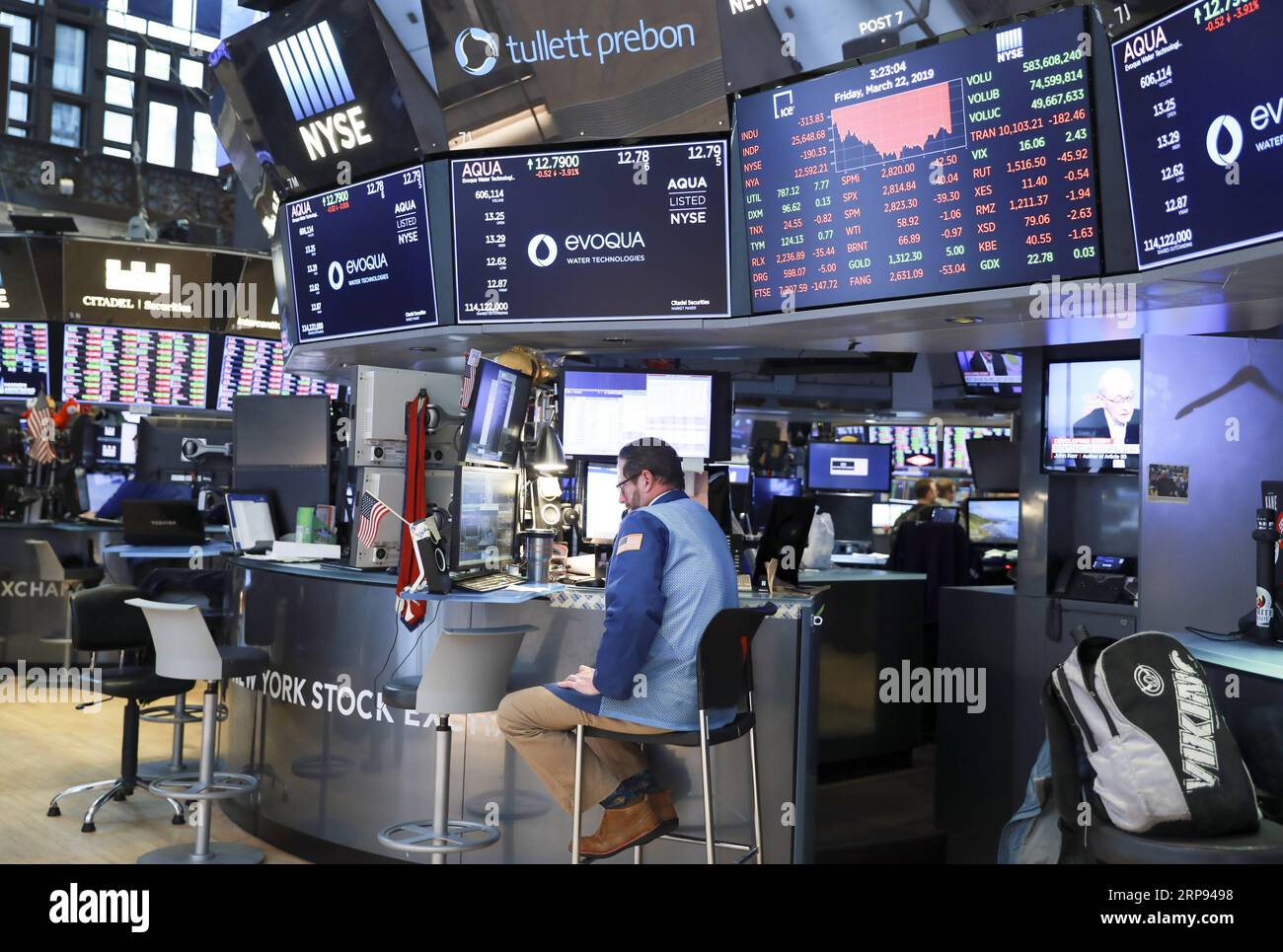 (190322) -- NEW YORK, 22. März 2019 (Xinhua) -- Händler arbeiten an der New Yorker Börse in New York, USA, 22. März 2019. Die US-Aktien endeten am Freitag niedriger. Der Dow sank um 1,77 Prozent auf 25.502.32, der S&P 500 um 1,90 Prozent auf 2.800,71 und der Nasdaq um 2,50 Prozent auf 7.642,67. (Xinhua/Zhang Mocheng) U.S.-NEW YORK-STOCKS PUBLICATIONxNOTxINxCHN Stockfoto