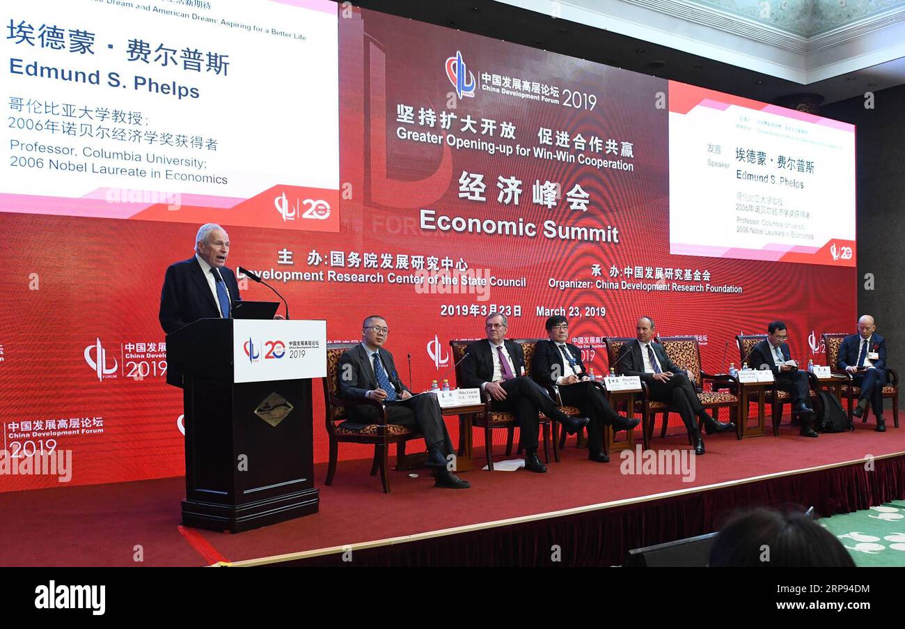 (190323) -- PEKING, 23. März 2019 (Xinhua) -- Edmund S. Phelps (1. L), Professor der Columbia University und Nobelpreisträger, spricht während des Wirtschaftsgipfels des China Development Forum 2019 in Peking, Hauptstadt Chinas, 23. März 2019. Das dreitägige China Development Forum, das am Samstag seinen Anfang nahm, wird sich auf Schlüsselthemen wie die angebotsseitige Strukturreform, neue Maßnahmen einer proaktiven Finanzpolitik, die Öffnung des Finanzsektors und die Finanzstabilität konzentrieren. Mehr als 50 Beamte aus den Departements der chinesischen Zentralregierung und mehr als 150 Delegierte aus Übersee werden PA Stockfoto