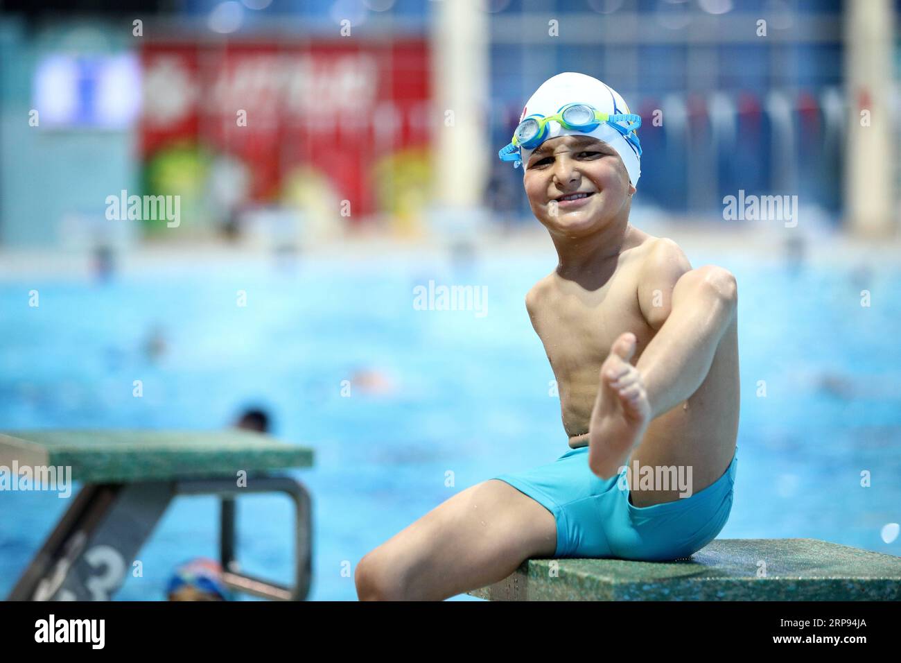 (190323) -- SARAJEVO, 23. März 2019 -- Foto aufgenommen am 21. März 2019 zeigt Ismail Zulfic im Olympia-Pool Otoka in Sarajevo, Bosnien und Herzegowina (Bosnien und Herzegowina). Der achtjährige Ismail Zulfic aus Bosnien und Herzegowina wurde ohne beide Arme und mit einem deformierten Bein geboren - doch seine Erfolge im Schwimmbad haben ihn zu einer Inspiration für viele gemacht. ) (SP)BOSNIEN UND HERZEGOWINA-SARAJEVO-SWIMMING-ISMAIL ZULFIC NEDIMXGRABOVICA PUBLICATIONXNOTXINXCHN Stockfoto