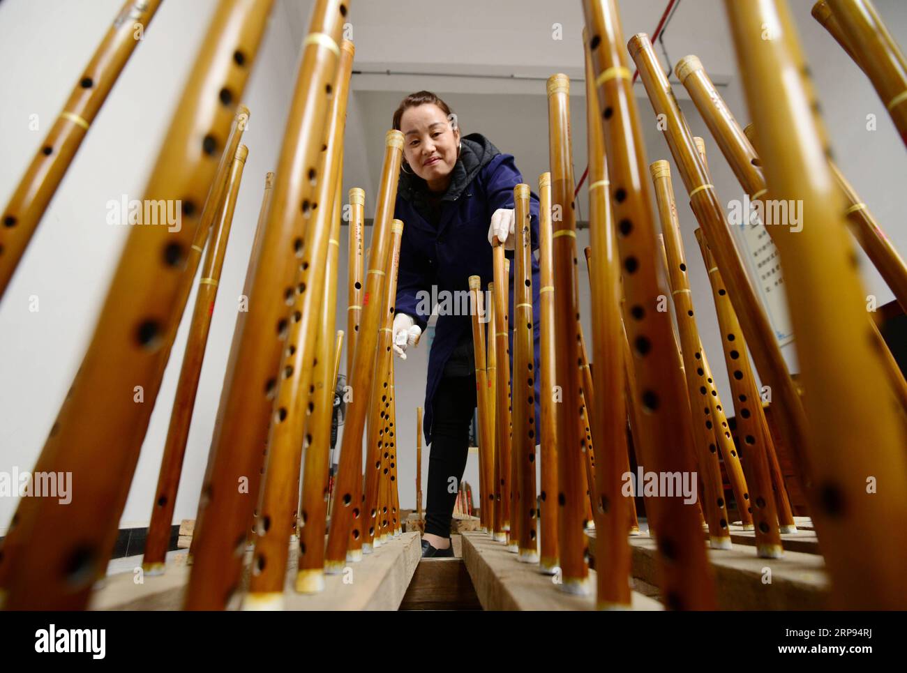 (190323) -- YUPING, 23. März 2019 (Xinhua) -- ein Handwerker überprüft Yuping Bambusflöten in einem Workshop im autonomen Kreis Yuping Dong, Provinz Guizhou im Südwesten Chinas, 23. März 2019. Als traditionelles chinesisches Musikinstrument ist die Yuping Bambusflöte berühmt für ihren klaren Ton und ihre zarte Schnitzerei. Hergestellt aus lokalem Bambus, gibt es Dutzende von Verfahren bei der Herstellung dieses Instruments. Es wurde 2006 als nationales immaterielles Kulturerbe aufgeführt. (Xinhua/Shang Yujie) CHINA-GUIZHOU-YUPING-FLÖTE (CN) PUBLICATIONxNOTxINxCHN Stockfoto