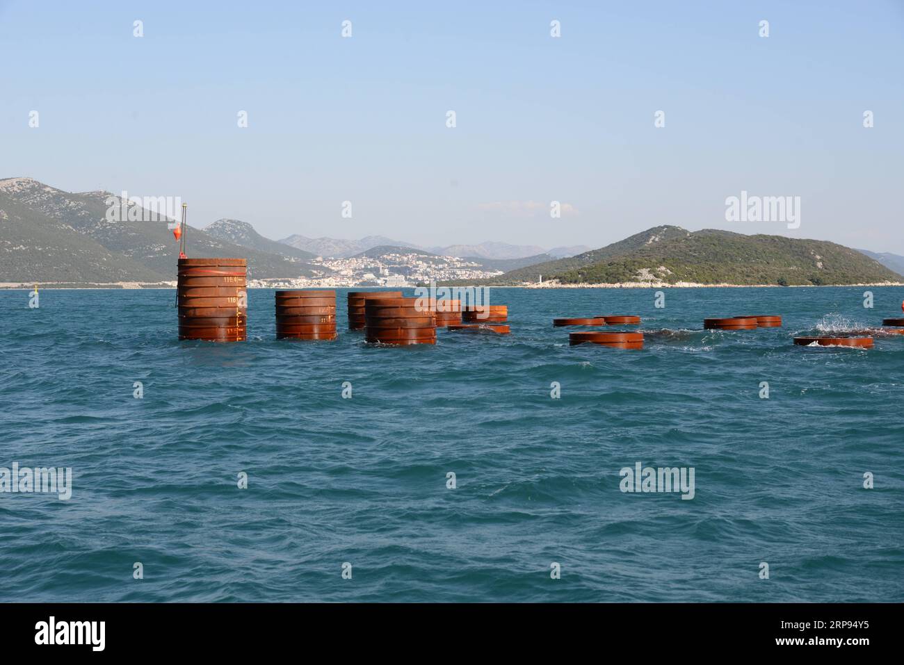 (190323) -- PELJESAC-HALBINSEL, 23. März 2019 (Xinhua) -- Foto aufgenommen am 21. März 2019 zeigt Stahlpfähle für die Peljesac-Brücke in den Gewässern zwischen dem kroatischen Festland und der Peljesac-Halbinsel bei Komarna, Kroatien. Die Peljesac-Brücke ist eines der größten Infrastrukturprojekte in der Geschichte Kroatiens. Die Brücke wird die kroatische Halbinsel Peljesac mit dem kroatischen Festland verbinden und somit einen kurzen Streifen der benachbarten bosnischen Küste umgehen, der die Kontinuität des kroatischen Territoriums unterbricht. Ein chinesisches Konsortium unter der Leitung der China Road and Bridge Corporation (CRBC) gewann das erste Angebot Stockfoto