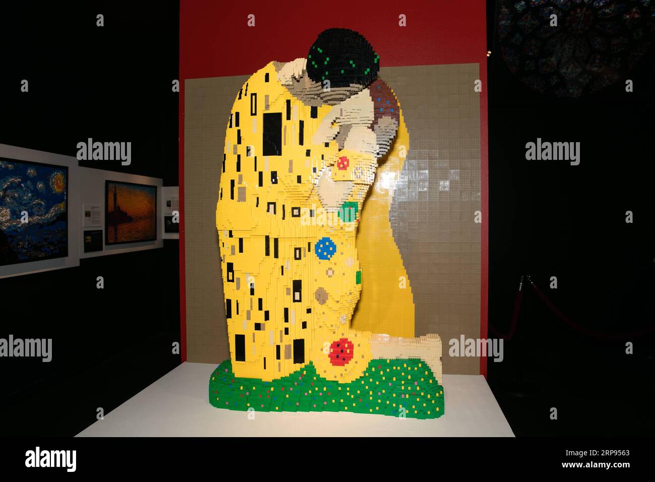 (190324) -- DALLAS, 24. März 2019 (Xinhua) -- Foto aufgenommen am 23. März 2019 zeigt ein Kunststück Kiss aus LEGO-Ziegeln des Künstlers Nathan Sawaya während der Ausstellung The Art of the Brick in Dallas, Texas, USA. (Xinhua/Dan Tian) U.S.-DALLAS-ART-EXHIBITION-LEGO PUBLICATIONxNOTxINxCHN Stockfoto