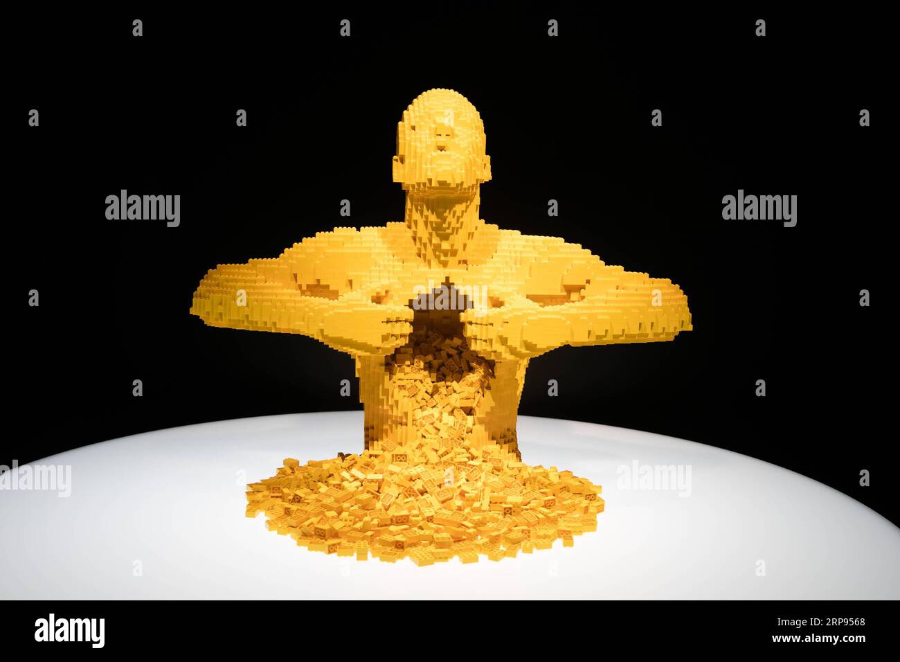 (190324) -- DALLAS, 24. März 2019 (Xinhua) -- Foto aufgenommen am 23. März 2019 zeigt ein Kunststück Yellow Made with LEGO Bricks des Künstlers Nathan Sawaya während der Ausstellung The Art of the Brick in Dallas, Texas, USA. (Xinhua/Dan Tian) U.S.-DALLAS-ART-EXHIBITION-LEGO PUBLICATIONxNOTxINxCHN Stockfoto
