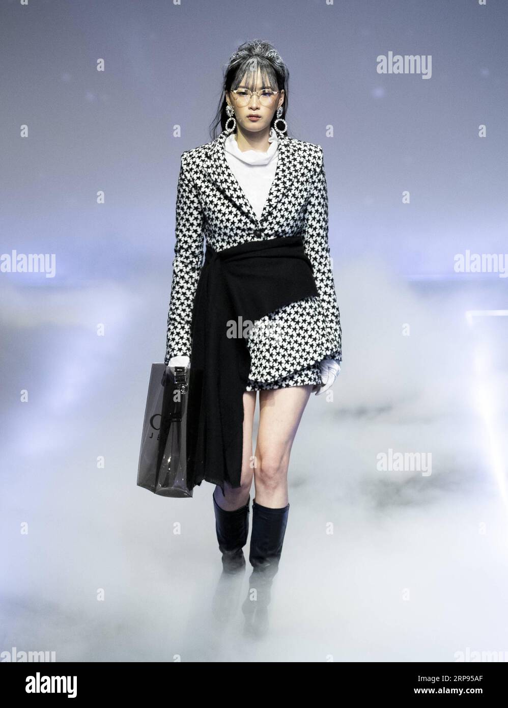 (190324) -- SEOUL, 24. März 2019 (Xinhua) -- Ein Modell präsentiert eine Kreation des Designers Kang Yo-Han während der Seoul Fashion Week 2019 in Seoul, Südkorea, 24. März 2019. (Xinhua/Lee Sang-ho) SÜDKOREA-SEOUL-FASHION WEEK PUBLICATIONxNOTxINxCHN Stockfoto