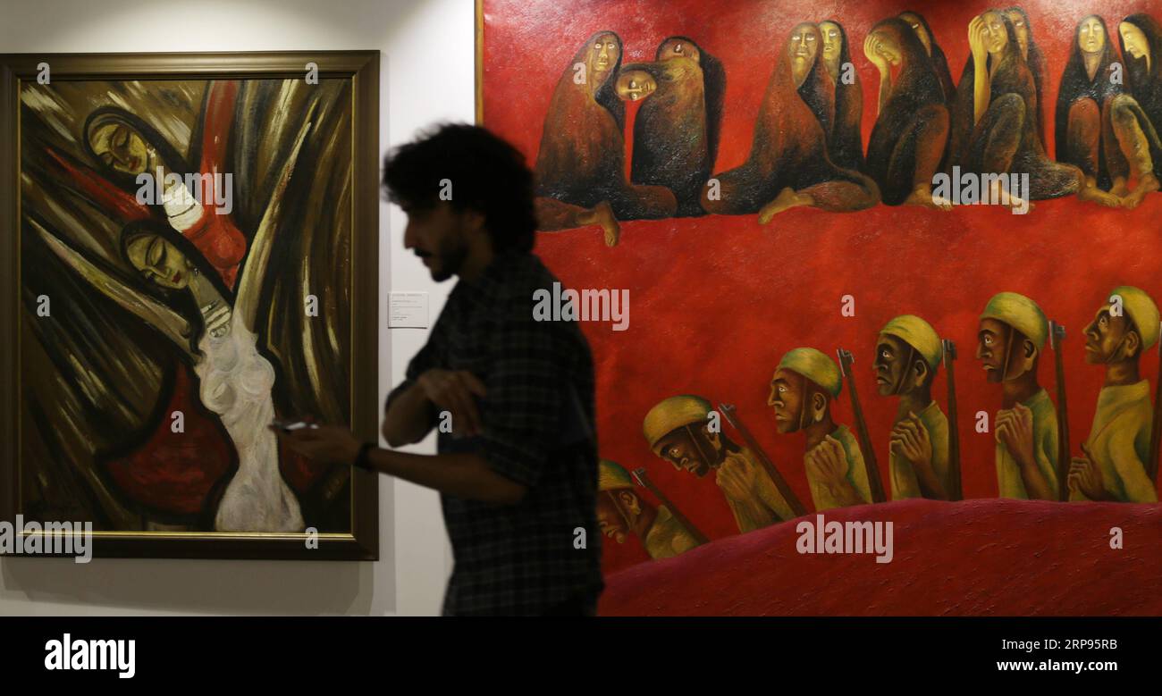 (190325) -- MUMBAI, 25. März 2019 -- Ein Mitarbeiter steht vor den Gemälden, die für eine Auktion während der Vorschau in der Saffron Kunstgalerie in Mumbai, Indien, am 25. März 2019 aufbewahrt werden. Medienberichten zufolge beschlagnahmten die indische Einkommensteuerbehörde und die indische Einnahmenabteilung Gemälde im Wert von Tausenden von Dollar, die Nirav Modi gehörten, einem Milliardär, der in den Betrügereien der Punjab National Bank beschuldigt wurde, als Teil der Untersuchung, um Gebühren im Wert von Millionen von Dollar zurückzufordern. ) INDIEN-MUMBAI-AUKTION VON GEMÄLDEN Stringer PUBLICATIONxNOTxINxCHN Stockfoto