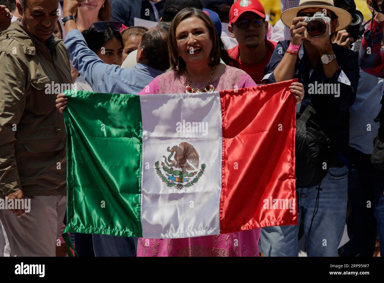 Mexiko Stadt, Mexiko. September 2023. Xochitl Galvez, Senator und Kandidat einer drei-Parteien-Oppositionsallianz für die Präsidentschaftswahl, hält eine mexikanische Nationalflagge während einer politischen Veranstaltung am Engel der Unabhängigkeit Denkmal. Dank: Gerardo Vieyra/dpa/Alamy Live News Stockfoto