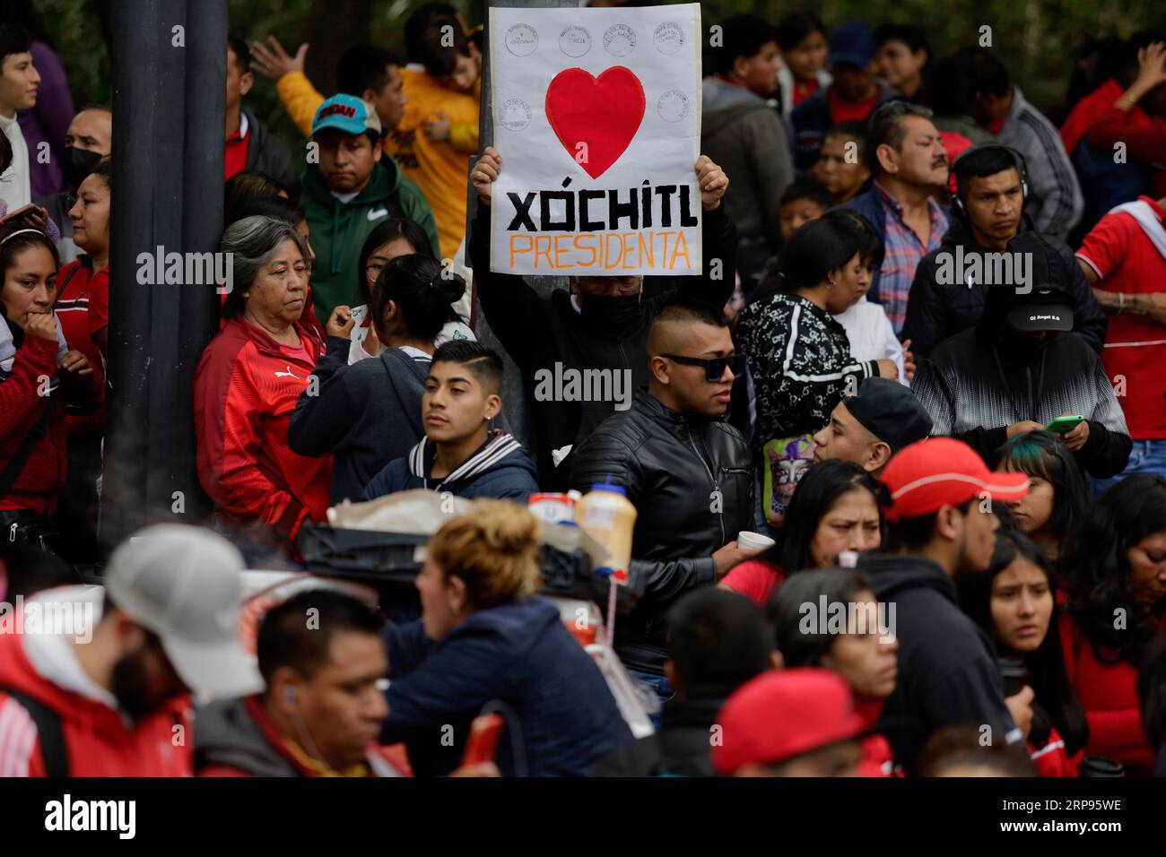 Mexiko Stadt, Mexiko. September 2023. Mit Galvez, einem Senator und Kandidaten einer drei-Parteien-Oppositionsallianz für die Präsidentschaftswahl, nehmen die Menschen an einer politischen Veranstaltung am Denkmal des Engels der Unabhängigkeit Teil. Dank: Gerardo Vieyra/dpa/Alamy Live News Stockfoto