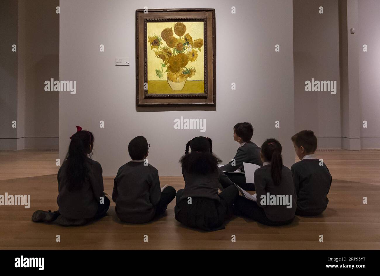 (190325) -- LONDON, 25. März 2019 (Xinhua) -- Kinder schauen sich das Gemälde Sunflowers des Künstlers Vincent van Gogh während der Vorschau für die Van Gogh and Britain Ausstellung in der Tate Britain in London, Großbritannien am 25. März 2019 an. Die Ausstellung ist vom 27. März bis 11. August geöffnet. (Xinhua/Han Yan) BRITAIN-LONDON-TATE BRITAIN-VAN GOGH UND BRITAIN PUBLICATIONxNOTxINxCHN Stockfoto