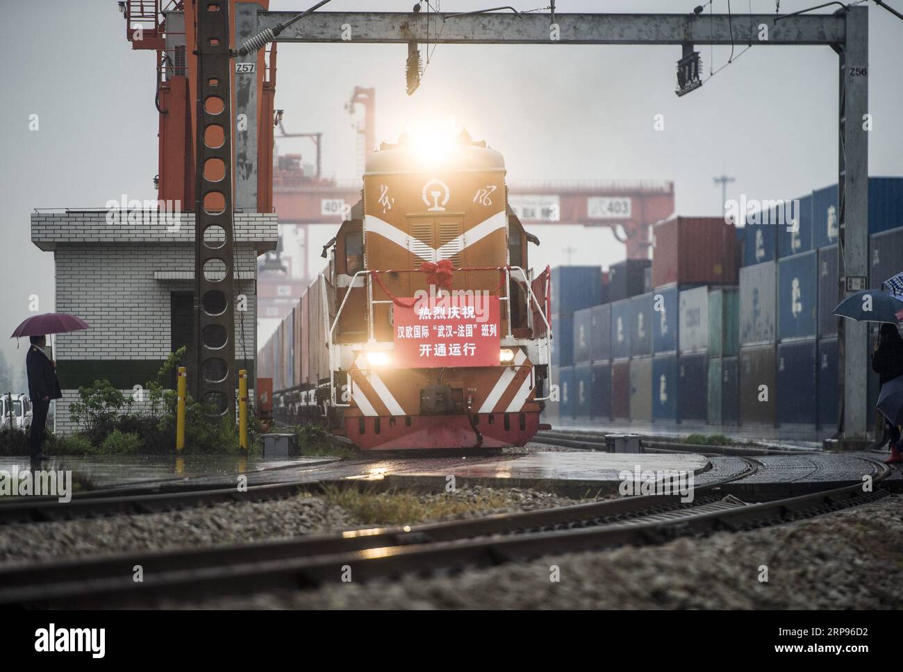 (190326) -- PEKING, 26. März 2019 (Xinhua) -- Ein Güterzug nach Lyon von Frankreich fährt vom Wujiashan Railway Center in Wuhan, der zentralchinesischen Provinz Hubei, am 6. April 2016 ab. (Xinhua/Xiao Yijiu) Xinhua Schlagzeilen: Fünf Jahre später, Xis Vision der Zivilisation enthüllender in einer unsicheren Welt PUBLICATIONxNOTxINxCHN Stockfoto