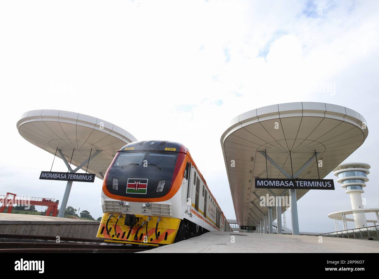 (190326) -- PEKING, 26. März 2019 (Xinhua) -- Ein Zug wird am Mombasa Terminus der Mombasa-Nairobi Standard Gauge Railway in Kenia am 1. Juni 2017 gesehen. (Xinhua/Pan Siwei) Xinhua Schlagzeilen: Fünf Jahre später, Xis Vision der Zivilisation enthüllender in einer unsicheren Welt PUBLICATIONxNOTxINxCHN Stockfoto