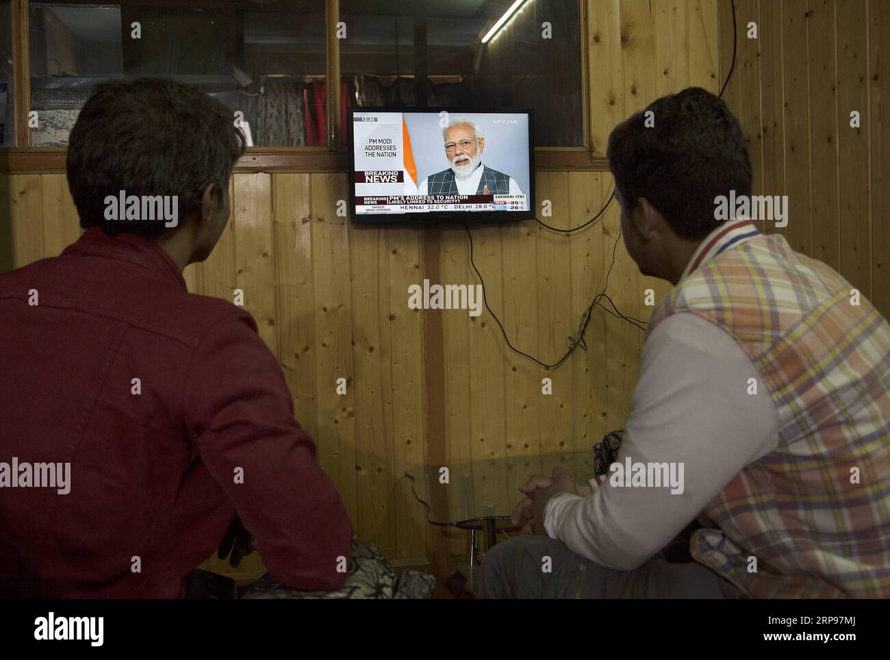(190327) -- SRINAGAR, 27. März 2019 (Xinhua) -- die Menschen beobachten die Rede des indischen Premierministers Narendra Modi im Fernsehen, in einem Showroom in Srinagar, der Sommerhauptstadt des von Indien kontrollierten Kaschmirs, am 27. März 2019. Der indische Premierminister Narendra Modi sagte am Mittwoch in einer Überraschungsrede vor der Nation, dass indische Wissenschaftler einen Satelliten auf einer niedrigen Erdumlaufbahn (LEO) mit einer Anti-Satelliten-Waffe A-SAT abgeschossen hätten. (Xinhua/Javed dar) KASCHMIR-SRINAGAR-INDIAN PM-ADDRESS PUBLICATIONxNOTxINxCHN Stockfoto