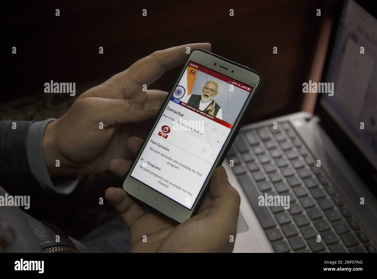 (190327) -- SRINAGAR, 27. März 2019 (Xinhua) -- Ein Mann beobachtet die Adresse des indischen Premierministers Narendra Modi auf seinem Mobiltelefon in Srinagar, der Sommerhauptstadt des von Indien kontrollierten Kaschmirs, am 27. März 2019. Der indische Premierminister Narendra Modi sagte am Mittwoch in einer Überraschungsrede vor der Nation, dass indische Wissenschaftler einen Satelliten auf einer niedrigen Erdumlaufbahn (LEO) mit einer Anti-Satelliten-Waffe A-SAT abgeschossen hätten. (Xinhua/Javed dar) KASCHMIR-SRINAGAR-INDIAN PM-ADDRESS PUBLICATIONxNOTxINxCHN Stockfoto