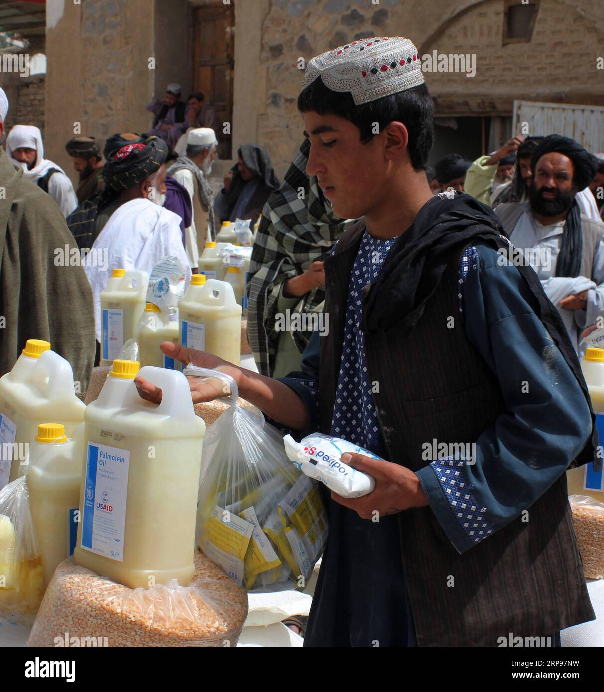 (190327) -- KANDAHAR, 27. März 2019 -- Ein Mann erhält Hilfe in der Provinz Kandahar, Südafghanistan, 27. März 2019. Nach den jüngsten schweren Überschwemmungen in den südlichen und westlichen Provinzen Afghanistans wurden mehr als 10.000 Haushalte vertrieben, berichtete das UN-Büro für die Koordinierung humanitärer Angelegenheiten (OCHA) kürzlich. ) AFGHANISTAN-KANDAHAR-FLUTOPFER-HILFE SANAULLAHXSEAIM PUBLICATIONXNOTXINXCHN Stockfoto