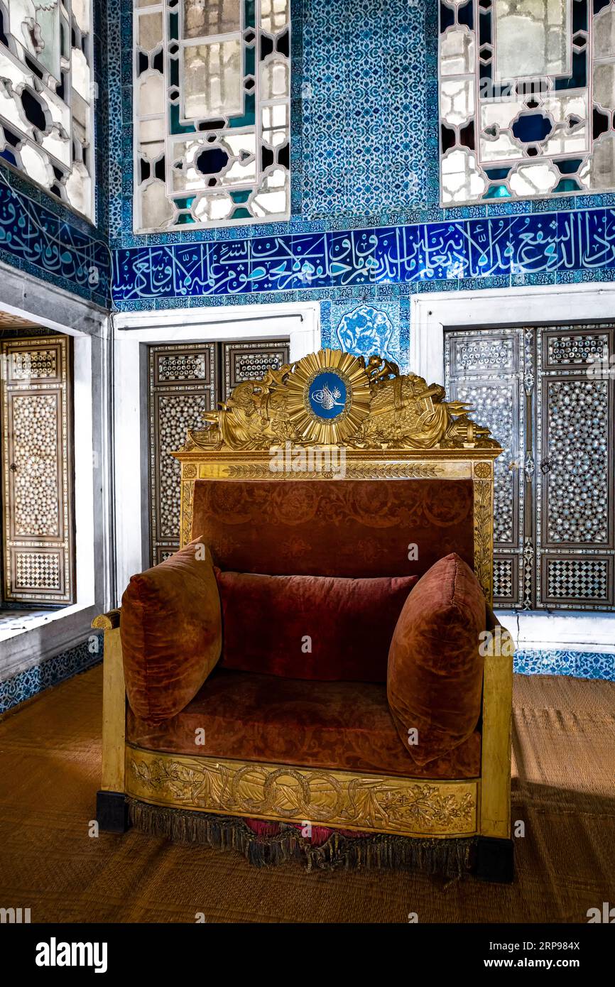 Thron von Sultan Mahmud II. Im Pavillon von Bagdad. Vierter Innenhof im Topkapi-Palast. Istanbul, Türkei Stockfoto