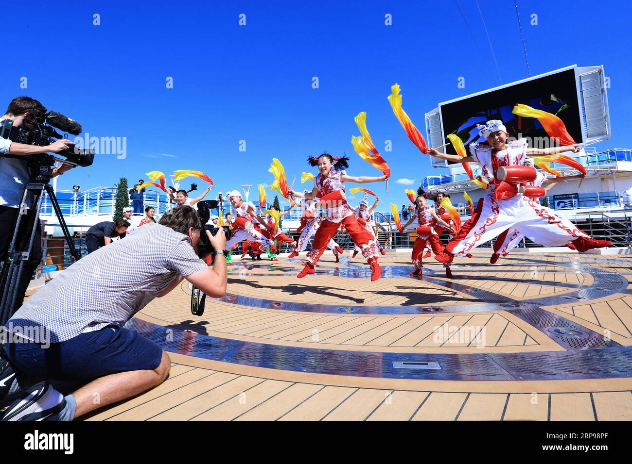 (190328) -- PEKING, 28. März 2019 (Xinhua) -- Kinder aus der nordwestchinesischen Provinz Shaanxi führen während der Eröffnungszeremonie des Silk Road Stories-Programms am 21. Mai 2017 einen Volkstanz an Bord des Kreuzfahrtschiffs Majestic Princess in Italien auf. (Xinhua/Luo Na) Xinhua Schlagzeilen: XI s Europa Reise eröffnet Partnerschaftspotenziale, erneuert Verteidigung des Multilateralismus PUBLICATIONxNOTxINxCHN Stockfoto