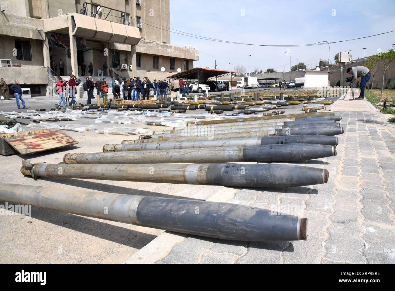 (190328) -- DAMASKUS, 28. März 2019 -- beschlagnahmte Waffen wurden auf einer Militärbasis in Damaskus, Syrien, am 28. März 2019 gesehen. Die syrische Armee präsentierte am Donnerstag verschiedene Waffen, die in ehemals von Rebellen gehaltenen Gebieten in der südlichen Provinz Daraa gefunden wurden, darunter Raketen, Mörsergranaten und verschiedene Munition in Holzkisten. Die syrische Armee hat nach der Niederlage der Rebellen und ihrem Rückzug in die Provinz Idlib mehrere Waffenpakete in Daraa und anderswo im ganzen Land gefunden. Die Provinz Daraa im Süden Syriens hat eine große Bedeutung, da sie der Geburtsort der Acht war Stockfoto