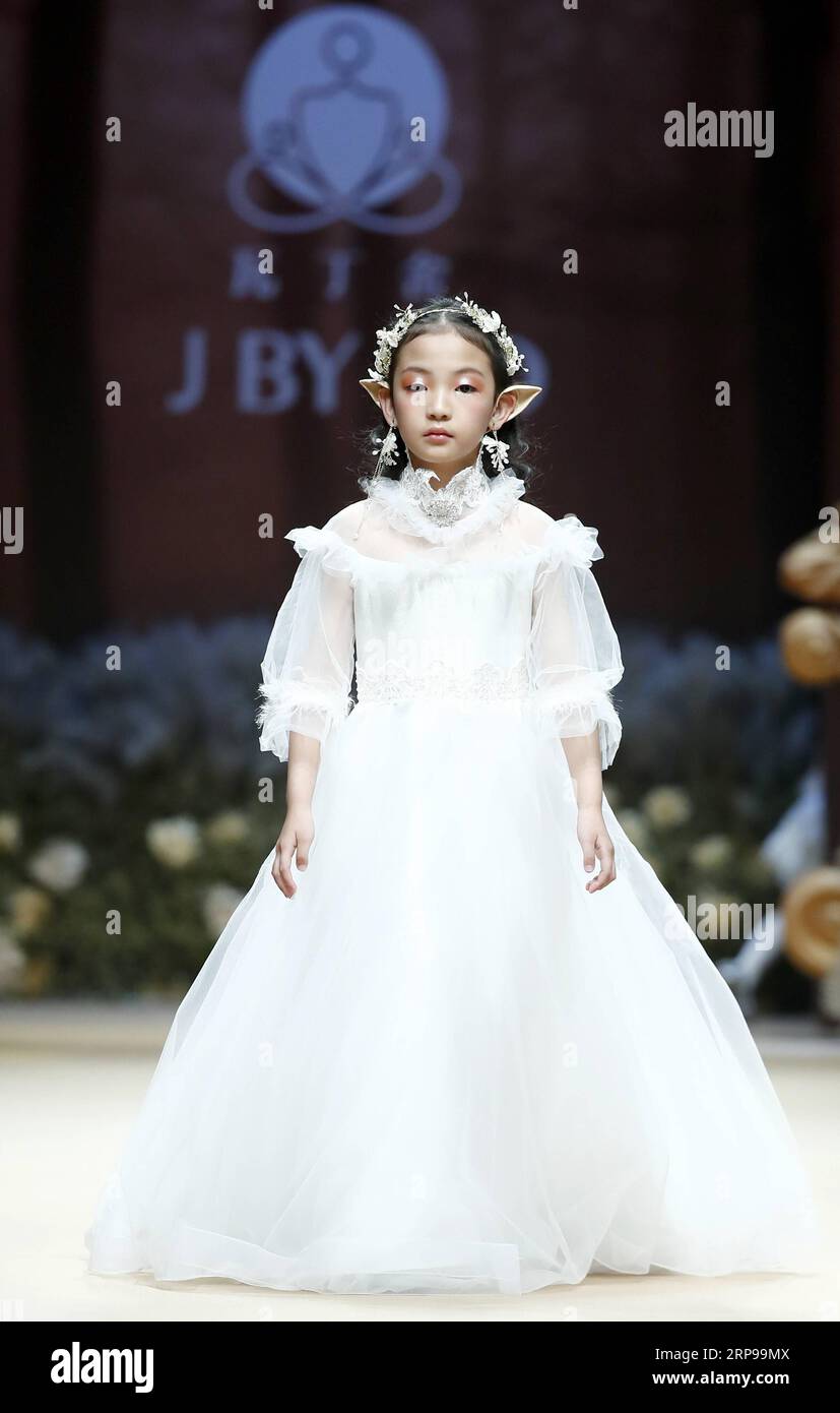 (190329) -- PEKING, 29. März 2019 (Xinhua) -- Ein Modell präsentiert eine Kreation des Designers Hao Jia während der China Fashion Week in Peking, Hauptstadt von China, 29. März 2019. (Xinhua/Chen Jianli) CHINA-BEIJING-FASHION WEEK-HAO JIA (CN) PUBLICATIONxNOTxINxCHN Stockfoto