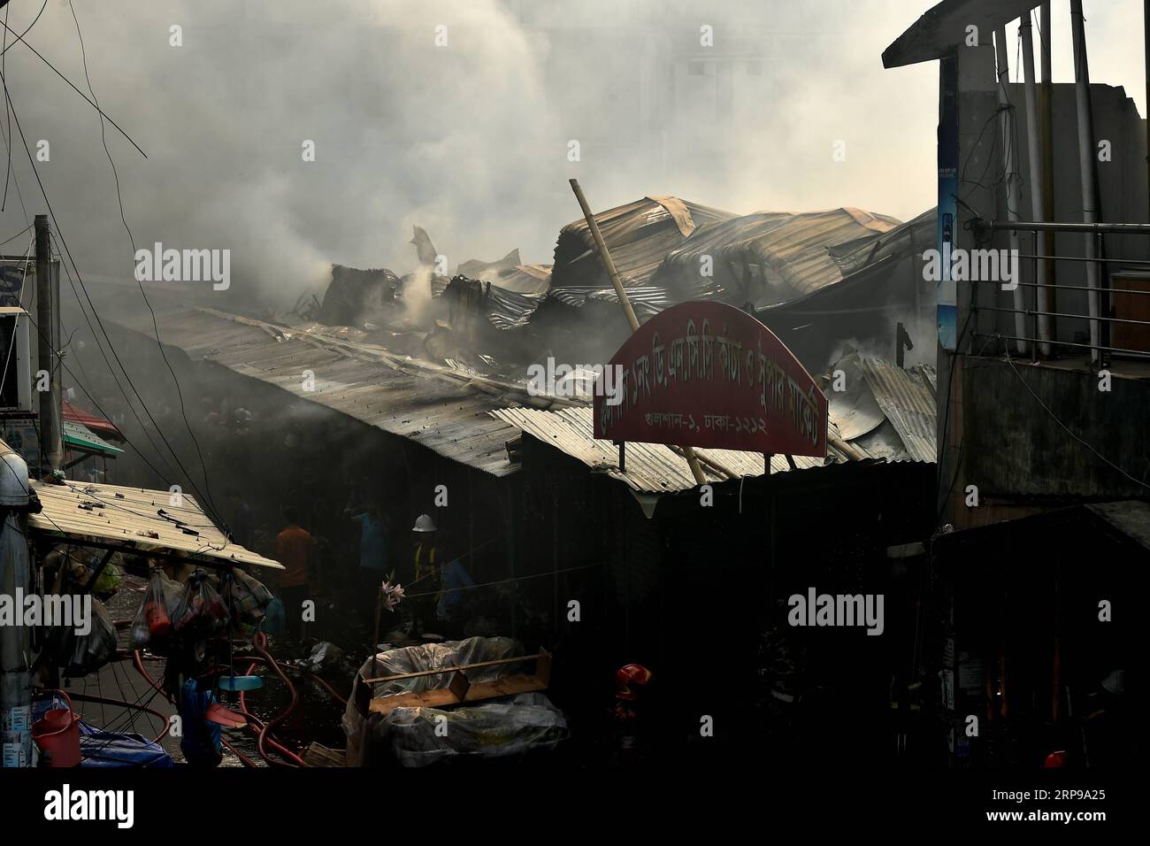 (190330) -- DHAKA, 30. März 2019 -- in Dhaka, Bangladesch, 30. März 2019, wird Ein Küchenmarkt in Flammen niedergebrannt. Ein Feuer habe am Samstag Hunderte von Geschäften auf einem Küchenmarkt in Dhaka's Gulshan entkernt und Waren und Eigentum zerstört, sagte ein Feuerwehrmann. Bisher wurden keine Todesfälle gemeldet. Der Markt war zu dem Zeitpunkt, als der Brand ausbrach, nicht für Geschäfte geöffnet. Stringer) BANGLADESCH-DHAKA-MARKET-FIRE Naim-ul-karim PUBLICATIONxNOTxINxCHN Stockfoto