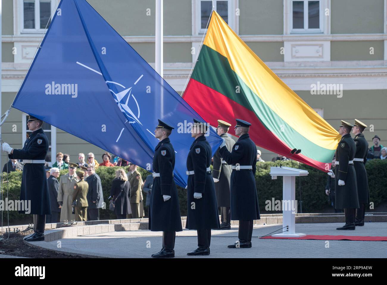 (190330) -- VILNIUS, 30. März 2019 -- die NATO und die litauischen Flaggen werden während einer Zeremonie in Vilnius, Litauen, am 30. März 2019 hochgehisst. Am Samstag fand in Vilnius eine Reihe von Veranstaltungen zum 15. Jahrestag des Beitritts des baltischen Landes zur NATO statt. ) LITAUEN-VILNIUS-NATO-15. JAHRESTAG AlfredasxPliadis PUBLICATIONxNOTxINxCHN Stockfoto