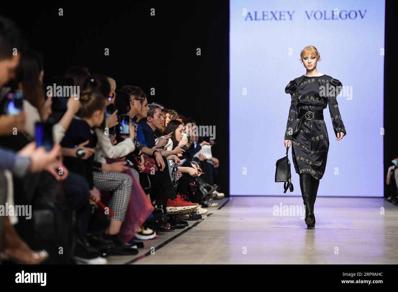 (190331) -- MOSKAU, 31. März 2019 -- Ein Modell präsentiert eine Kreation des Designers Alexey Volegov während der Fashion Week Russland in Moskau, Russland, 30. März 2019. Die Modewoche dauerte vom 30. März bis zum 3. April. Evgeny Sinitsyn) RUSSIA-MOSCOW-FASHION SHOW lujinbo PUBLICATIONxNOTxINxCHN Stockfoto