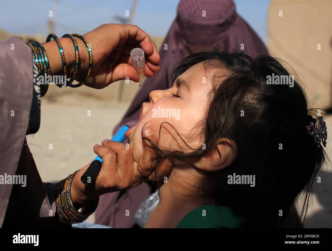 Nachrichten Themen der Woche KW14 Nachrichten Bilder des Tages 190401 -- KANDAHAR, 1. April 2019 -- Ein Gesundheitsfachmann gibt einem Kind Polioimpfung während einer Impfkampagne in Kandahar, Südafghanistan, 1. April 2019. Ein zwei Jahre altes Kind wurde Berichten zufolge von Polioviren betroffen, obwohl es in Afghanistans südlicher Provinz Uruzgan eine Polioimpfung erhalten hatte, sagte ein lokaler Beamter am Montag. Die anhaltenden Aufstände und Konflikte behindern die Bemühungen, die Infektionskrankheit im Bergland zu bekämpfen. AFGHANISTAN-KANDAHAR-POLIO-KAMPAGNE SanaullahxSeaim PUBLICATIONx Stockfoto