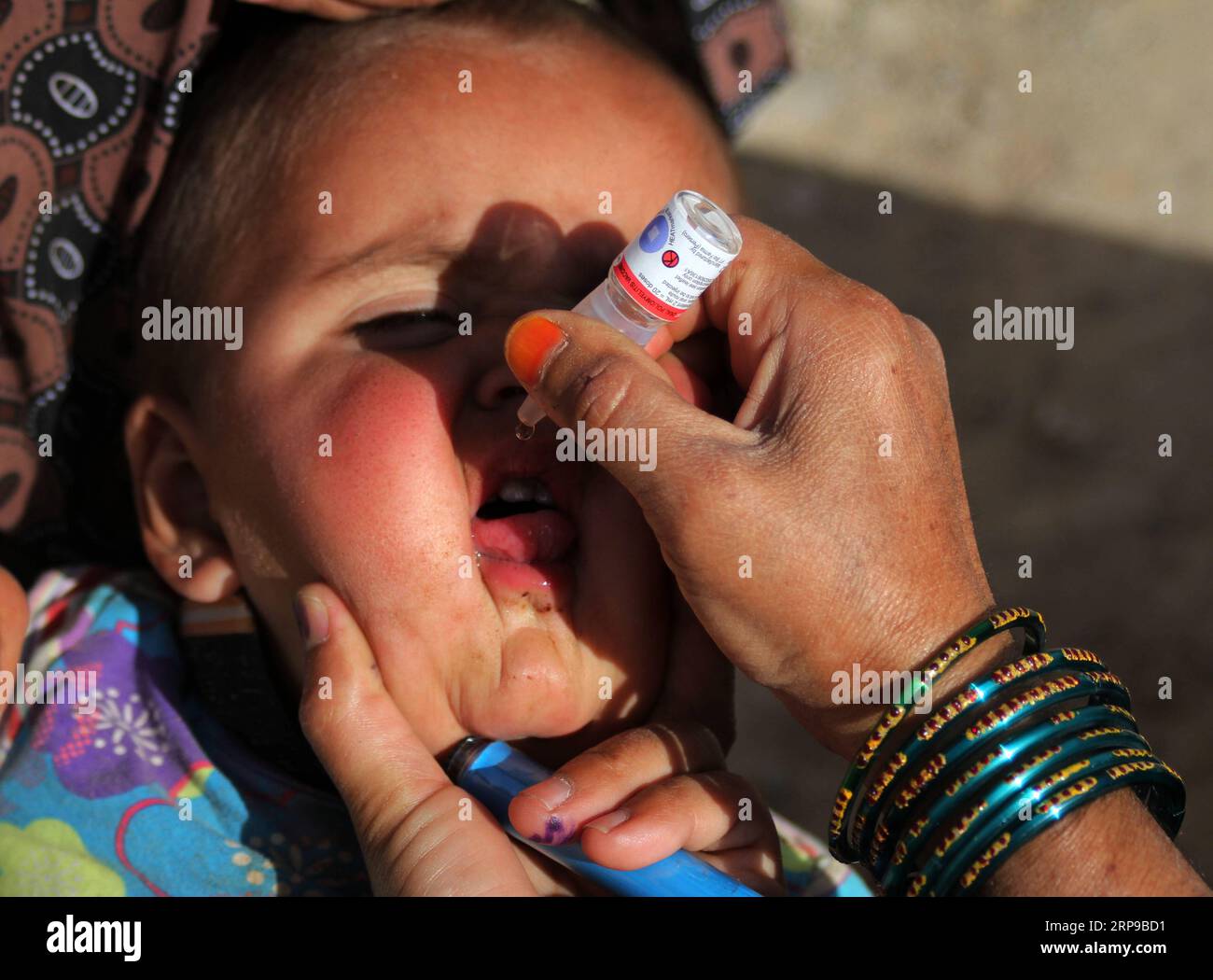 (190401) -- KANDAHAR, 1. April 2019 -- Ein Gesundheitspersonal gibt einem Kind während einer Impfkampagne in Kandahar, Südafghanistan, 1. April 2019 Polioimpfung. Ein zwei Jahre altes Kind wurde Berichten zufolge von Polioviren betroffen, obwohl es in Afghanistans südlicher Provinz Uruzgan eine Polioimpfung erhalten hatte, sagte ein lokaler Beamter am Montag. Die anhaltenden Aufstände und Konflikte haben die Bemühungen zur Bekämpfung der Infektionskrankheit im Bergland behindert. ) AFGHANISTAN-KANDAHAR-POLIO-KAMPAGNE SanaullahxSeaim PUBLICATIONxNOTxINxCHN Stockfoto