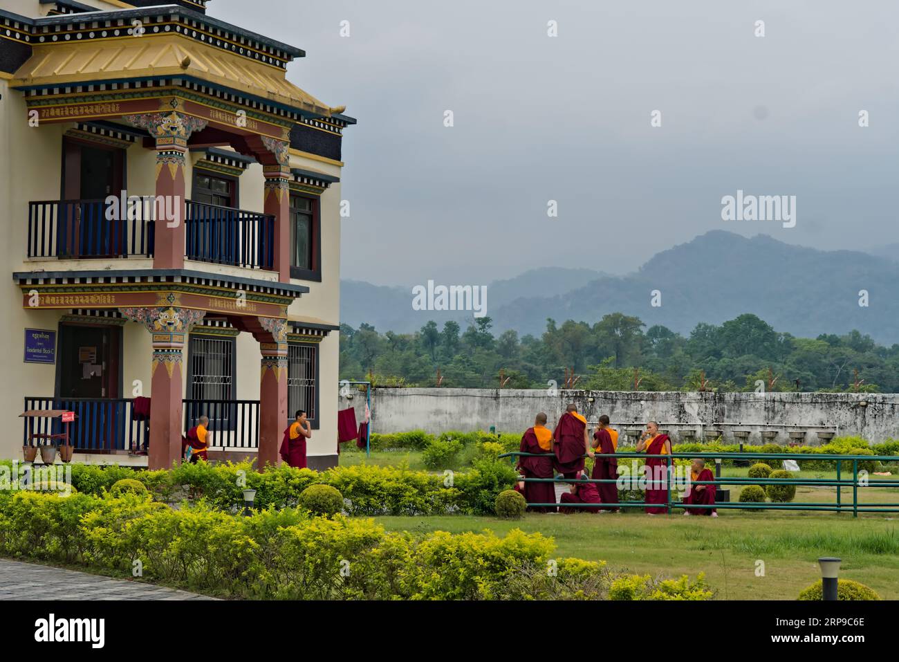 05.16.2023. Siliguri Westbengalen Indien Asien Budhdhist Mönch Schüler klatschen auf einem Rasen Stockfoto