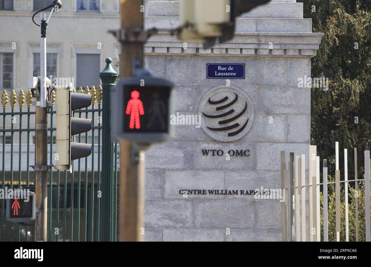 190402 -- GENF, 2. April 2019 Xinhua -- Foto vom 2. April 2019 zeigt das WTO-Logo am Haupttor der Welthandelsorganisation WTO in Genf, Schweiz. Die WTO der Welthandelsorganisation hat am Dienstag ihre Prognose für ein weltweites Handelswachstum in diesem Jahr aufgrund wirtschaftlicher Unsicherheiten von 3,7 Prozent auf 2,6 Prozent gesenkt. Angesichts der zunehmenden Handelsspannungen sollte sich niemand von dieser Perspektive überraschen lassen, sagte WTO-Generaldirektor Roberto Azevedo bei der Veröffentlichung der Aussichten für Handel und Statistik. Xinhua/Xu Jinquan SCHWEIZ-GENF-WTO-GLOBALE HANDELSPROGNOSE PUBLICATIONxNOTxINxCHN Stockfoto 190402 -- GENF, 2. April 2019 Xinhua -- Foto vom 2. April 2019 zeigt das WTO-Logo am Haupttor der Welthandelsorganisation WTO in Genf, Schweiz. Die WTO der Welthandelsorganisation hat am Dienstag ihre Prognose für ein weltweites Handelswachstum in diesem Jahr aufgrund wirtschaftlicher Unsicherheiten von 3,7 Prozent auf 2,6 Prozent gesenkt. Angesichts der zunehmenden Handelsspannungen sollte sich niemand von dieser Perspektive überraschen lassen, sagte WTO-Generaldirektor Roberto Azevedo bei der Veröffentlichung der Aussichten für Handel und Statistik. Xinhua/Xu Jinquan SCHWEIZ-GENF-WTO-GLOBALE HANDELSPROGNOSE PUBLICATIONxNOTxINxCHN Stockfoto