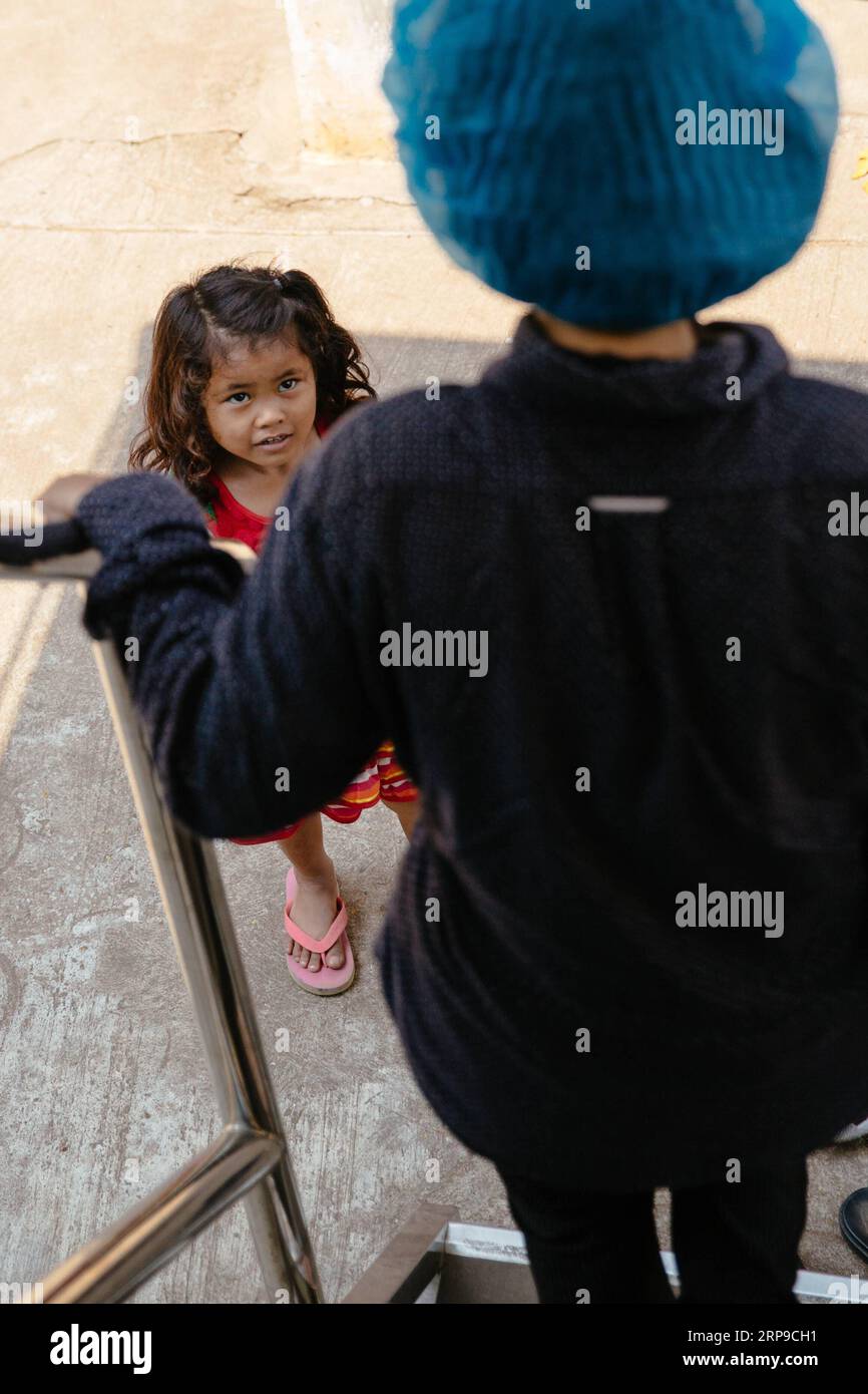 (190402) -- PHNOM PENH, 2. April 2019 (Xinhua) -- Sum Meyle wird von ihrer Tochter nach einer Kataraktoperation im Kampong Cham Provincial Hospital in Kampong Cham, Kambodscha, am 15. März 2019 begrüßt. Sum Meyle, 36, ist eine alleinerziehende Mutter mit fünf Kindern. Um ihre finanziellen Bedingungen zu verbessern, arbeiten zwei von Meyles Töchtern jetzt in der Hauptstadt Phnom Penh, während zwei ihrer Söhne in einem Kinderheim leben. MEYLE lebt heute mit ihrer jüngsten Tochter in einem gemieteten Shanty House. MEYLE hatte an Katarakt gelitten, nachdem ihr linkes Auge verletzt worden war. Vor sieben Monaten hatte sie fast ihr Auge verloren Stockfoto