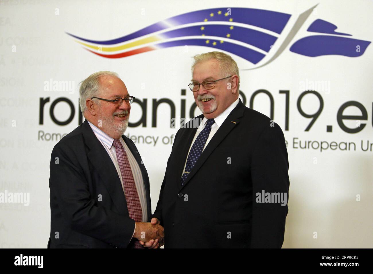 (190402) -- BUKAREST, 2. April 2019 -- der EU-Kommissar für Energie und Klimapolitik Miguel Arias Canete (L) gibt dem rumänischen Energieminister Anton beim ersten informellen Treffen der Energieminister der Mitgliedstaaten der Europäischen Union (EU) am 2. April 2019 in Bukarest (Rumänien) die Hand. EU-Kommissar für Energie und Klimapolitik Miguel Arias Canete forderte am Dienstag eine rasche Umsetzung des BRUA-Gasprojekts, um sicherzustellen, dass Erdgas so schnell wie möglich an Österreich angeschlossen wird. ) RUMÄNIEN-BUKAREST-EU-ENERGIEMINISTERTREFFEN CRISTIANXCRISTEL PUBLICATIONXNOTXINXCH Stockfoto