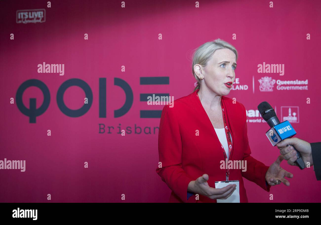 (190403) -- BRISBANE, 3. April 2019 -- Queenslands Ministerin für Innovation und Tourismus Kate Jones hat ein Interview mit der Reporterin der Xinhua News Agency während der Qode, einer zweitägigen Technologiekonferenz, in Brisbane im australischen Bundesstaat Queensland, 2. April 2019. Die australische Stadt Brisbane war am Dienstag Gastgeber einiger der größten Namen der Region im Bereich der neuen Technologie, indem sie eine zweitägige Veranstaltung einleitete, um Innovation und digitale Entwicklung im gesamten Bundesstaat Queensland zu fördern. ) AUSTRALIEN-BRISBANE-INTERNATIONALE TECH-VERANSTALTUNG BaixXuefei PUBLICATIONxNOTxINxCHN Stockfoto
